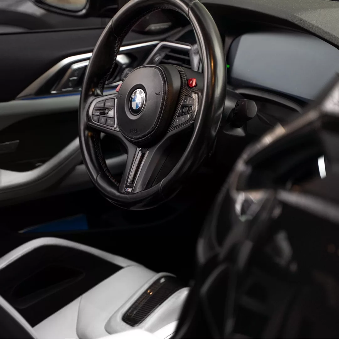 BMW M4 Competition Innenraum mit Ledersitzen mieten