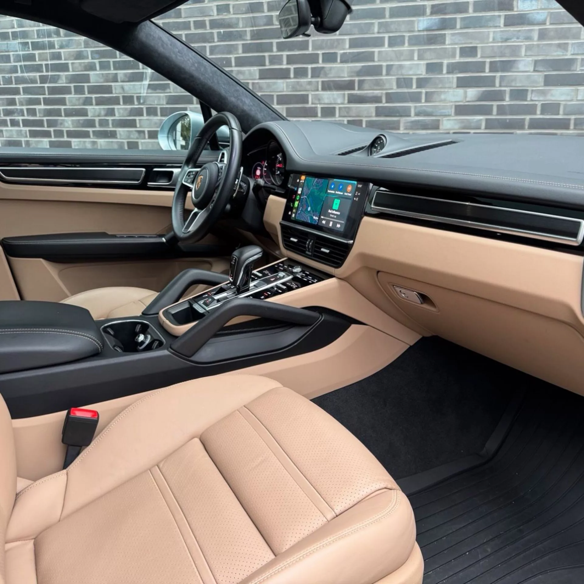 Porsche Cayenne GTS Coupe V8 Biturbo Innenraum in Beige mieten.