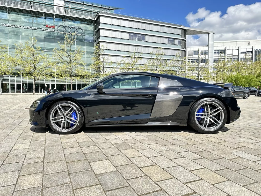 Audi R8 Performance Coupe in Schwarz von der Seite mieten