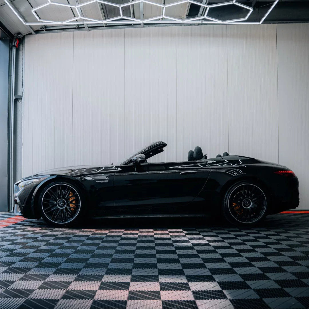 Mercedes-Benz SL 63 AMG in Schwarz von der Seite mieten