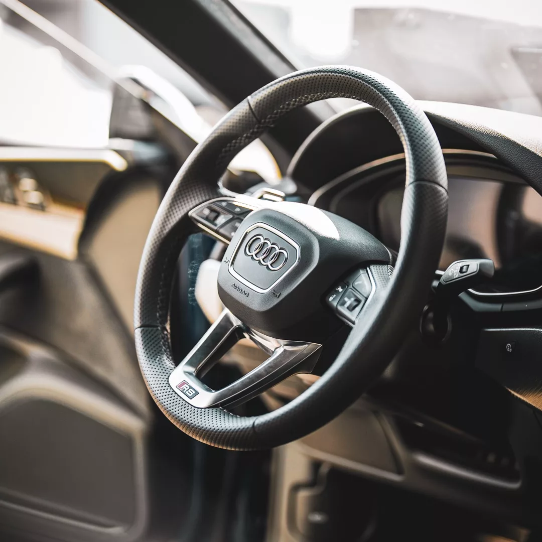 Audi RS5 Innenraum mit Lenkrad-Detailansicht mieten