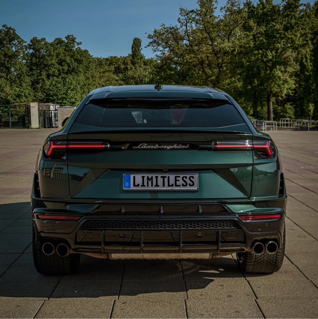 Lamborghini Urus S in Grün von hinten mieten