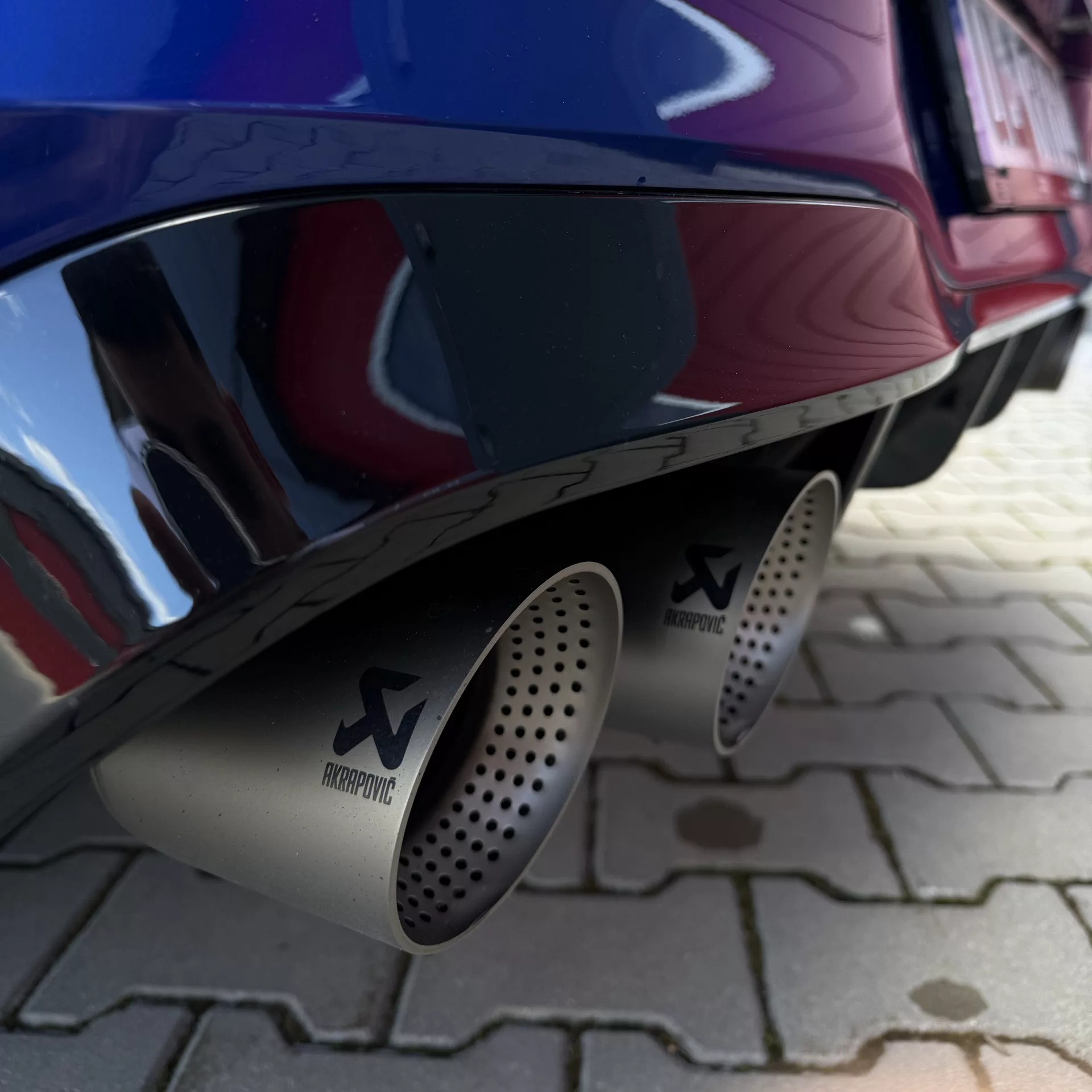 Golf 8R Performance 20 Jahre Edition, Akrapovic Auspuffanlage Detailaufnahme mieten.