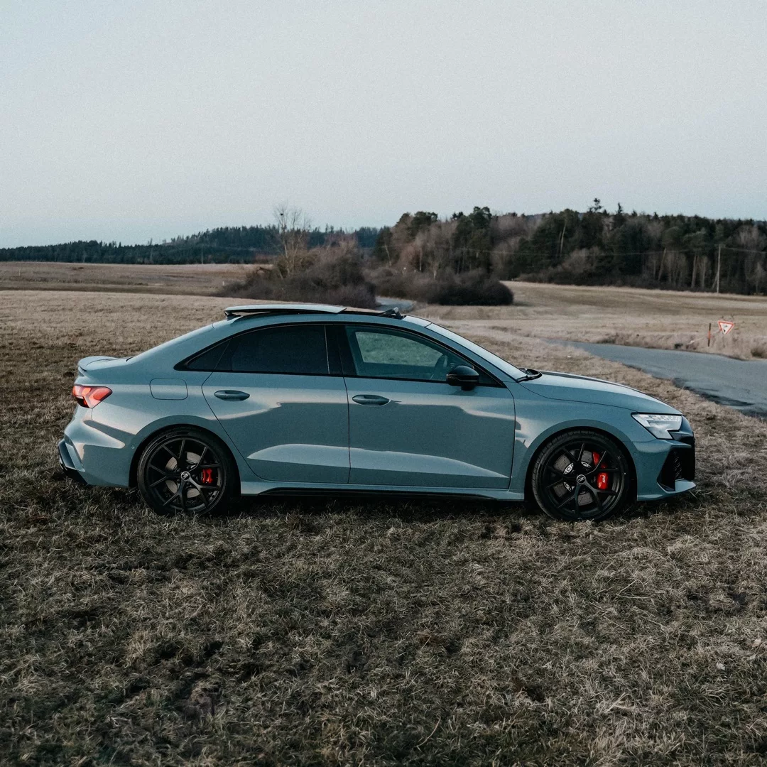 Audi RS3 Facelift in Grau mieten - Seitenansicht im Freien