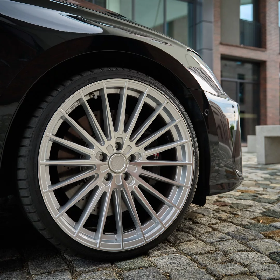 AUDI RS3 Limousine in Schwarz, Detailansicht Alufelge mieten.
