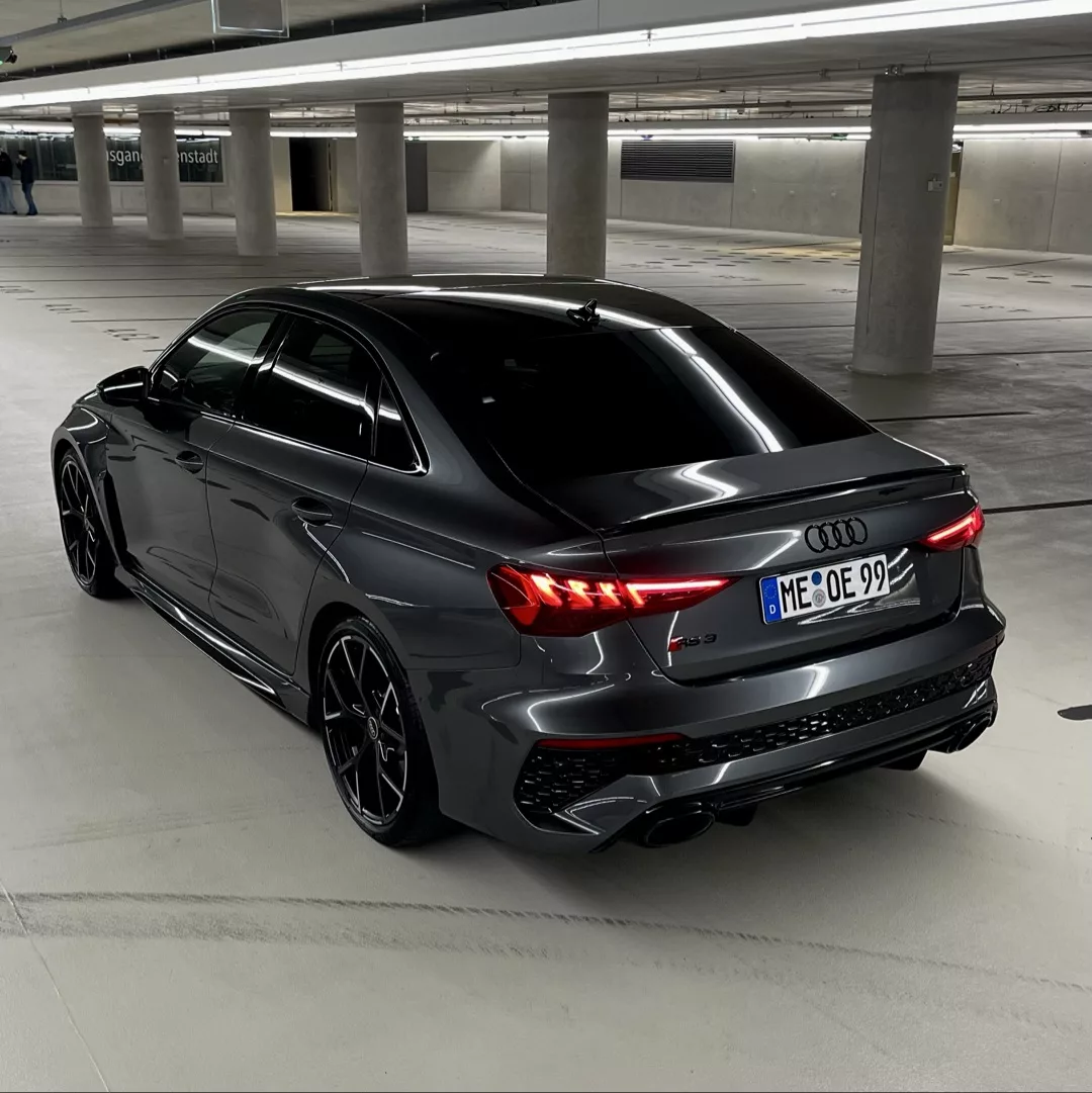 Audi RS3 in Grau von hinten mieten.