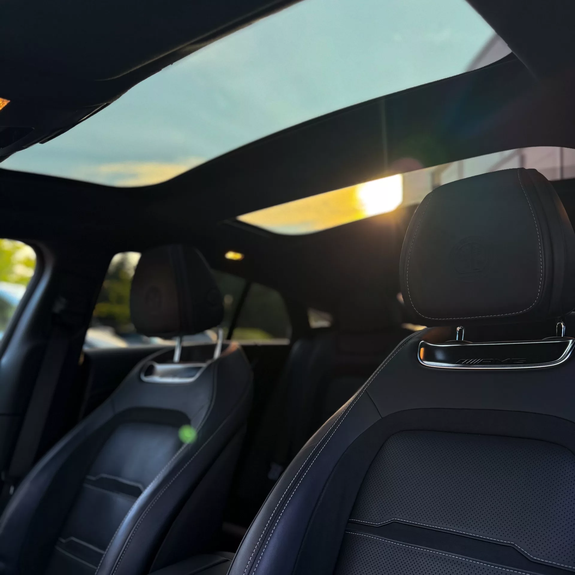 Mercedes-Benz GT63s AMG 4 Türer Coupé Innenraum mit Ledersitzen mieten.