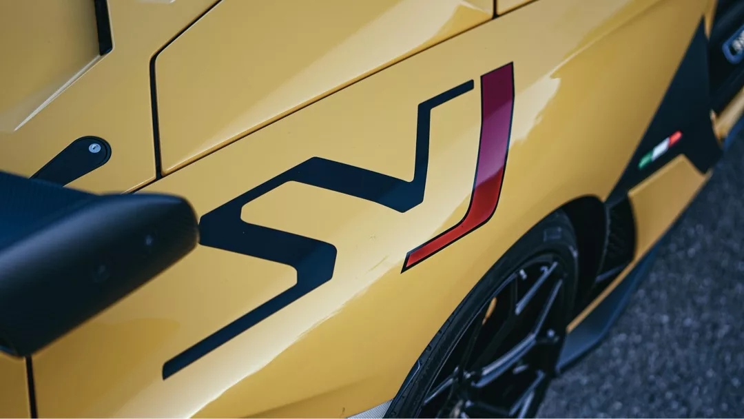 Lamborghini Aventador SVJ in Gelb mieten - Detailansicht von der Seite.