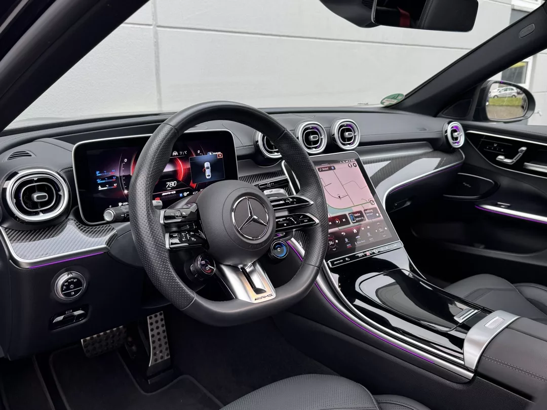 Mercedes C43 AMG Innenraum mit modernem Cockpit mieten