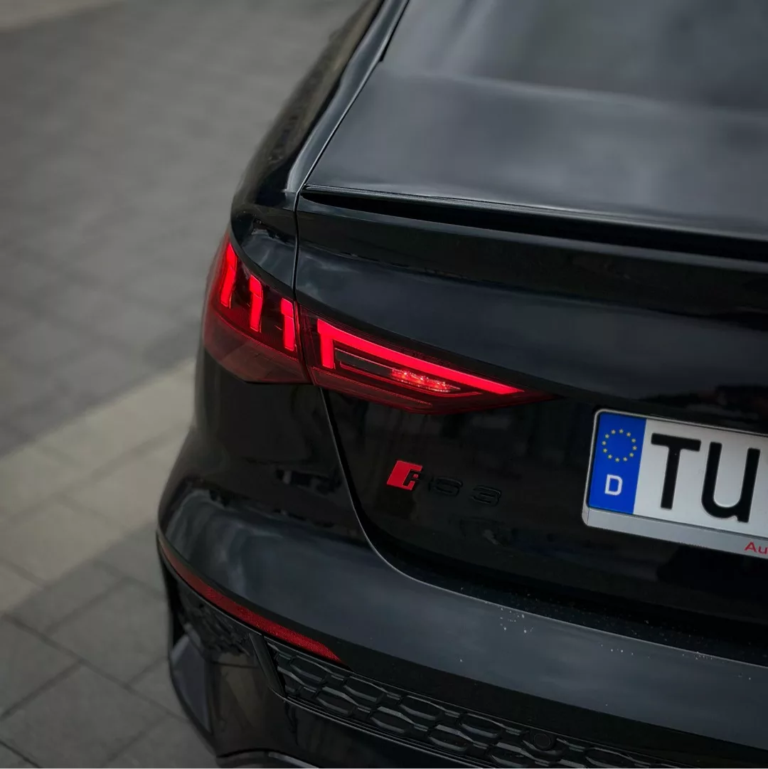 Audi RS3 Limousine mit LED-Rückleuchten in Schwarz mieten.