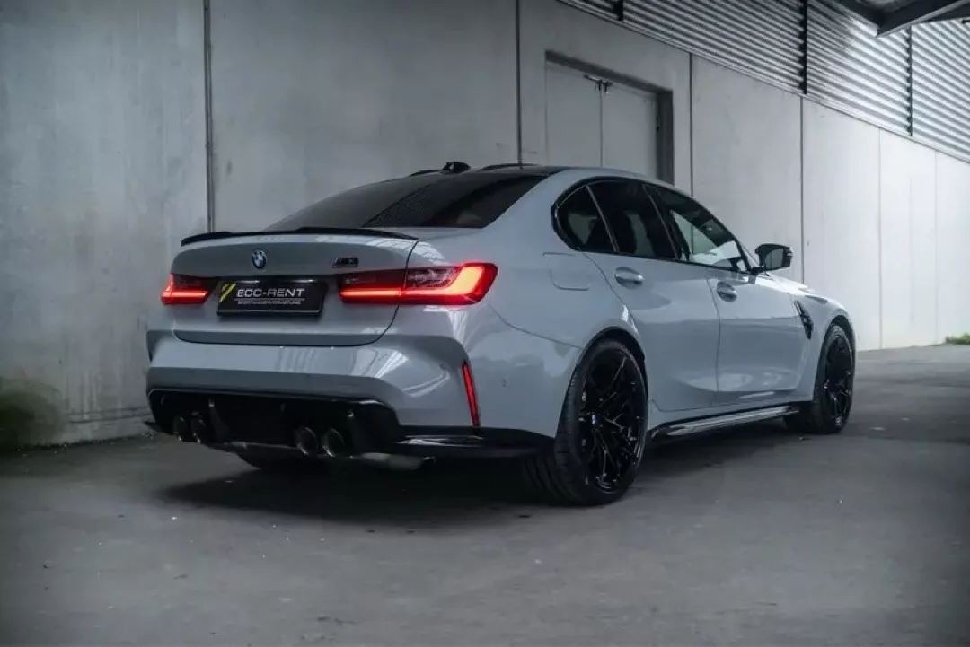 BMW M3 Competition mit sportlichem Design in einer Parkgarage.