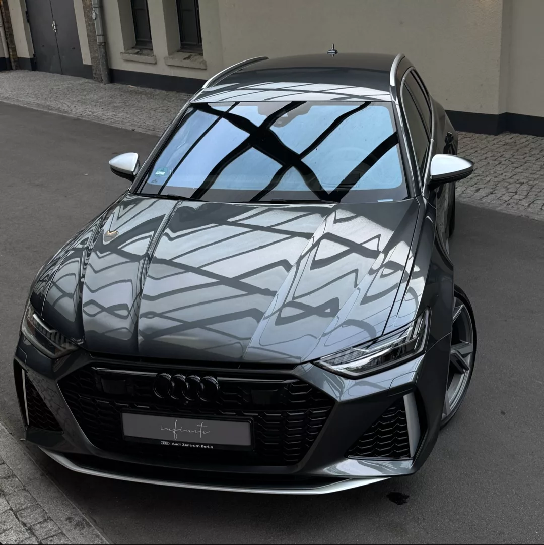 Audi RS6 C8 in Grau, Frontansicht, V8 600 PS, mieten.