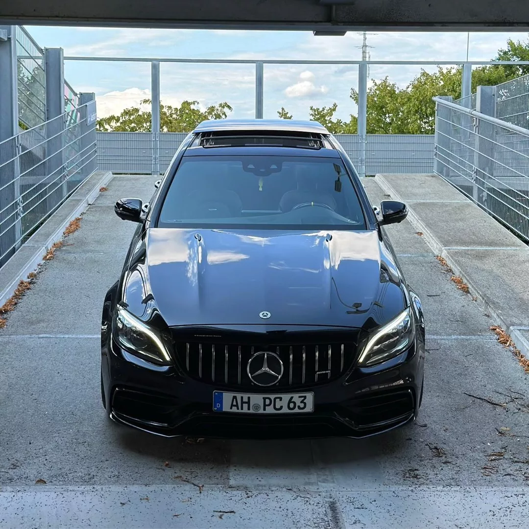Mercedes Benz C63s AMG in Schwarz, Frontansicht mieten.
