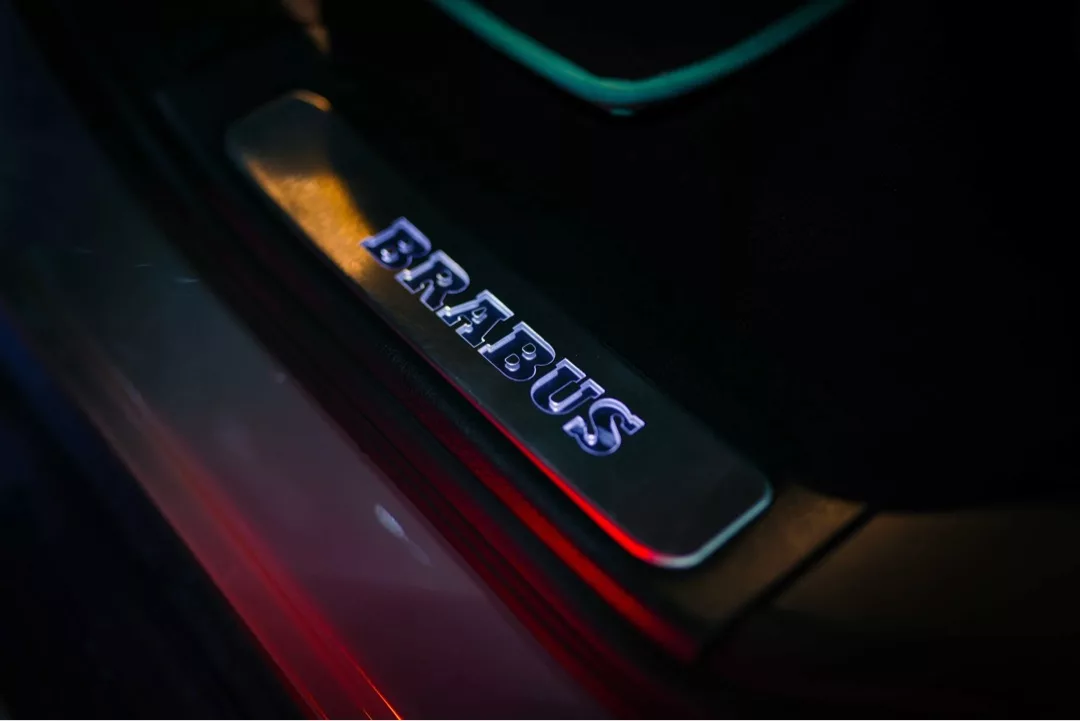 Brabus G800 Einstiegsleiste mit beleuchtetem Logo mieten.