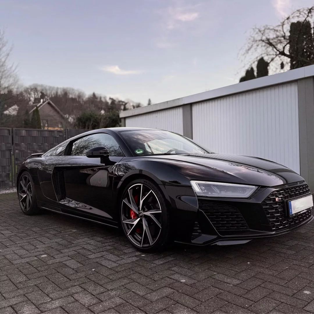 Audi R8 Facelift mit Quattro in Schwarz mieten - Seitenansicht