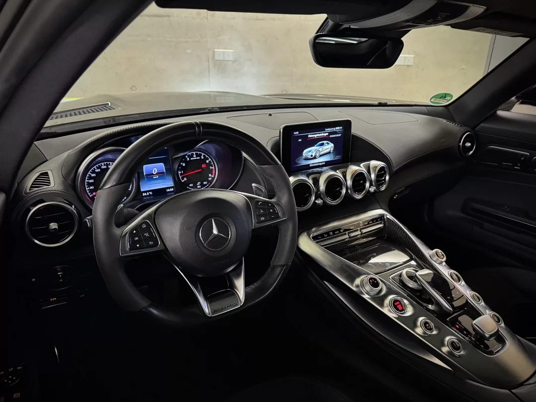 Mercedes AMG GT Innenraum mit Armaturenbrett mieten