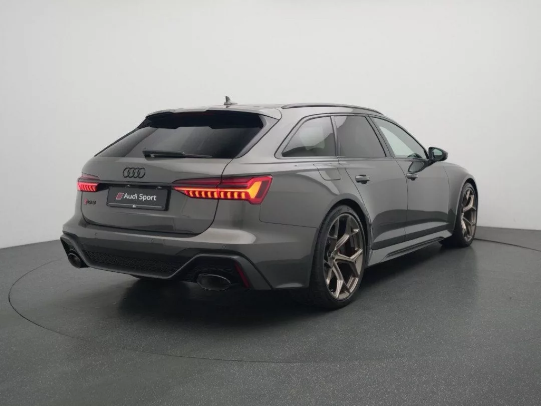 Audi RS6 Performance in Grau von hinten mieten.