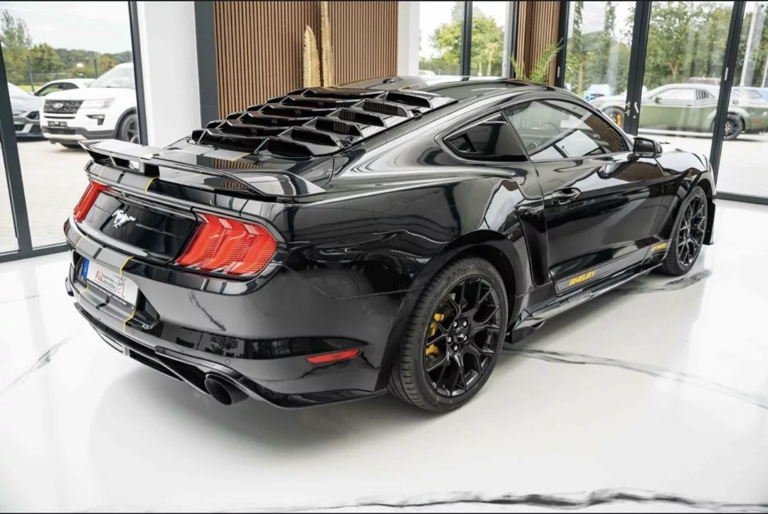 Ford Mustang GT 500 Shelby Optik in Schwarz von hinten mieten