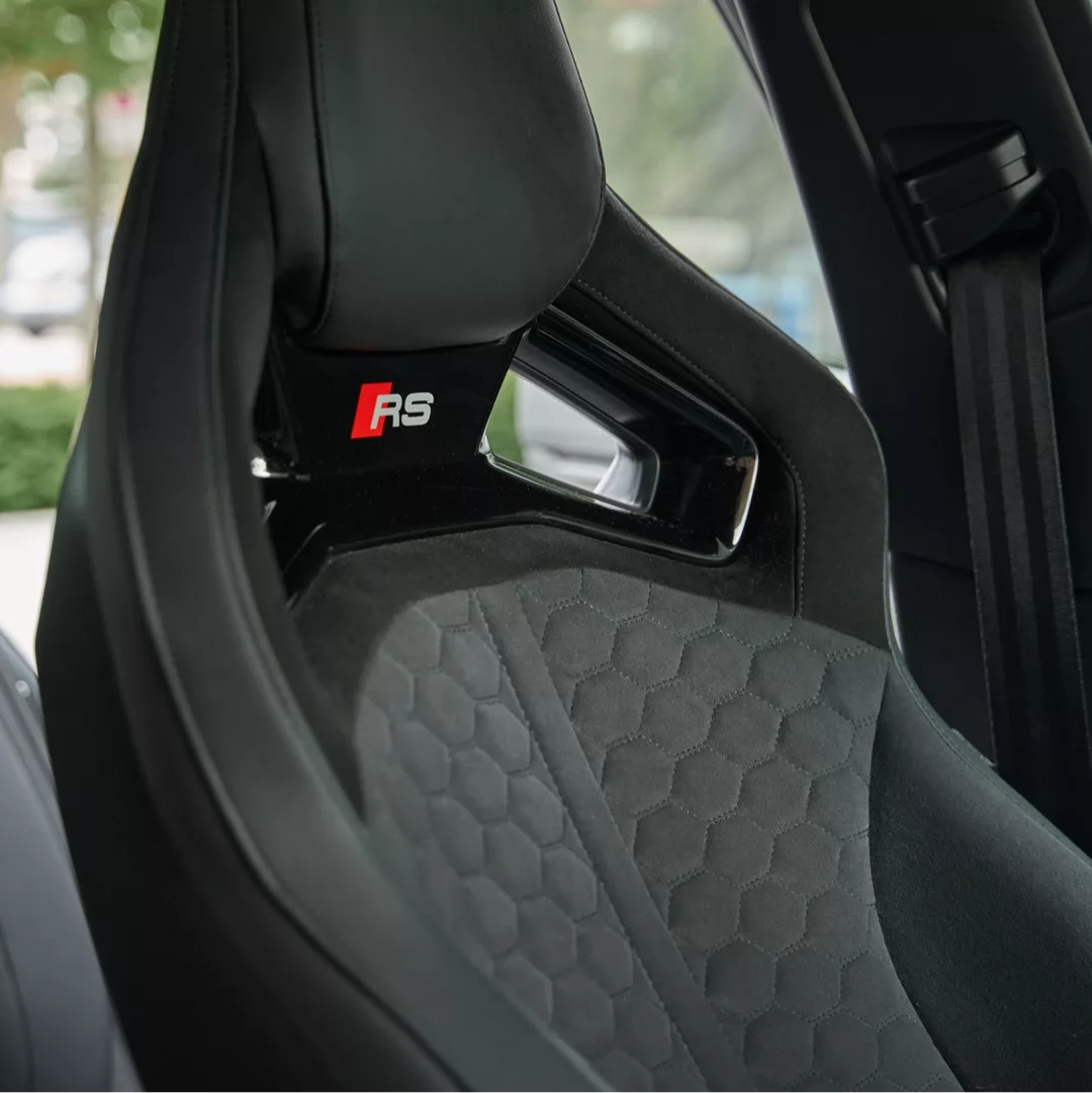Audi RS3 Limousine Sitzansicht mit sportlichen Details mieten
