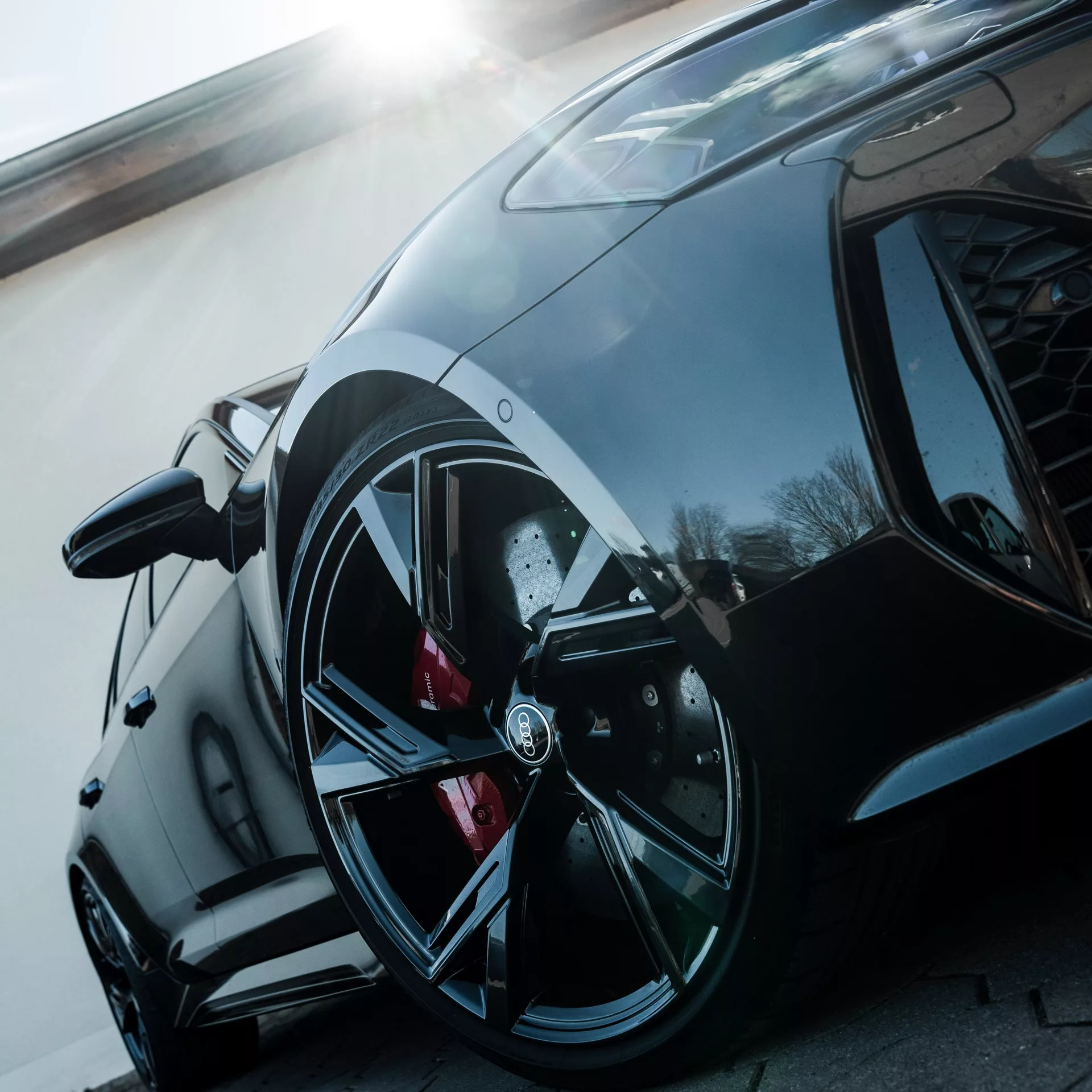 Audi RS6 in Schwarz, Nahaufnahme der Felge von unten mieten.