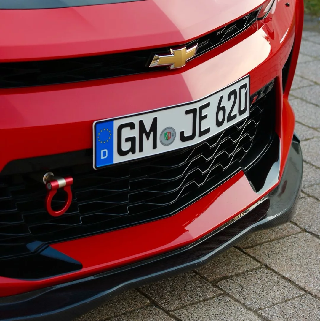 Chevrolet Camaro SS 6.2 V8 in Rot, Frontansicht mit Nummernschild mieten.