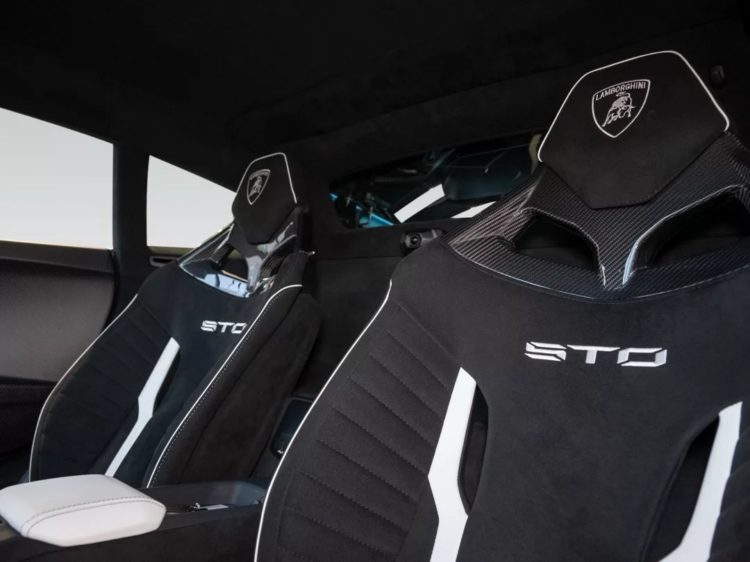 Lamborghini Huracan STO Innenraum mit Sportledersitzen mieten