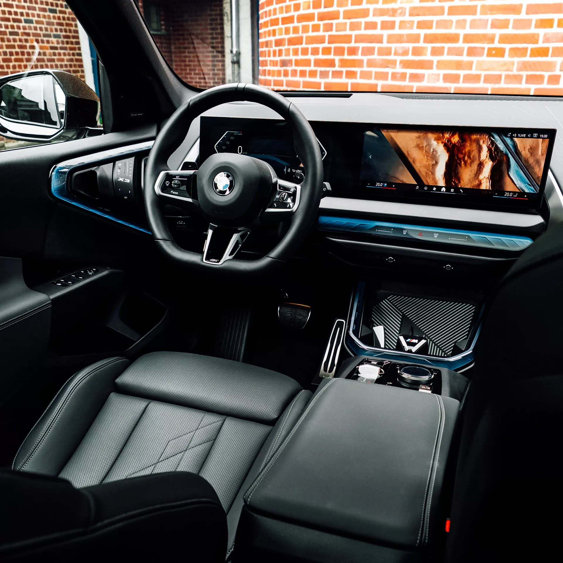 BMW X3 in Dune Grey Innenansicht mit modernem Cockpit mieten