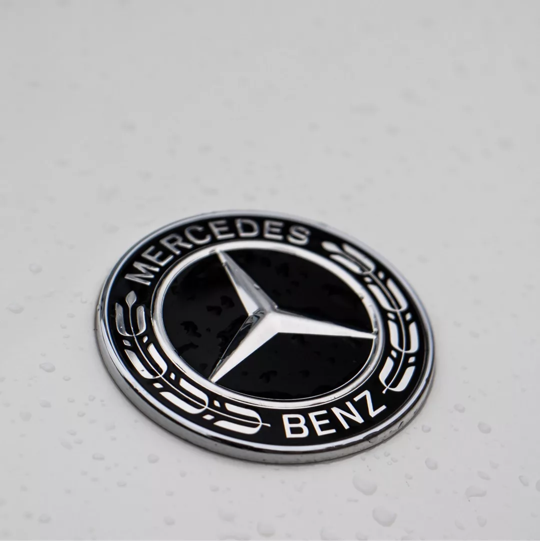 Mercedes-Benz C63s AMG Coupé Logo im Detail mieten.