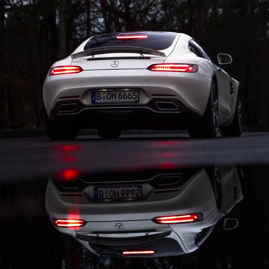 AMG GT Coupé in Weiß von hinten mieten