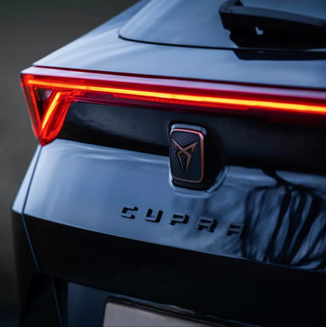 Cupra Formentor VZ Rückansicht mit LED-Leuchten mieten