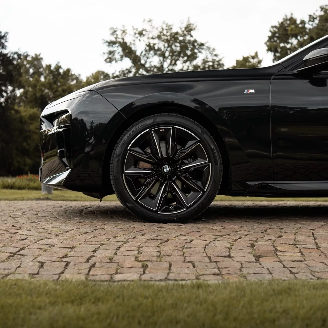 BMW 740d Rad in Schwarz und Frontdetail mieten