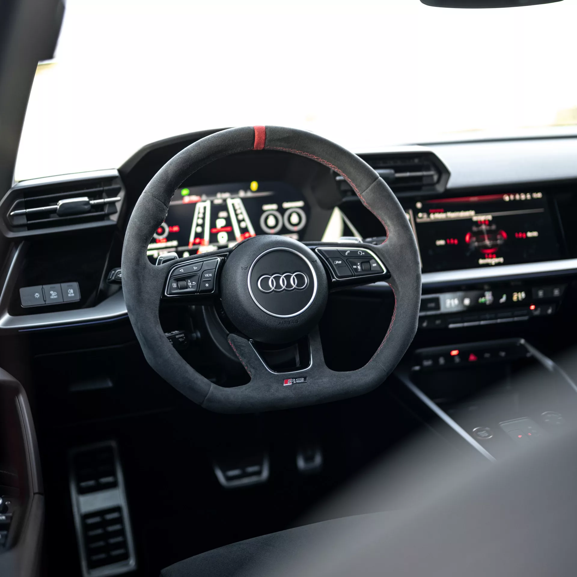 AUDI RS3 Limousine Innenraum mit Multifunktionslenkrad mieten