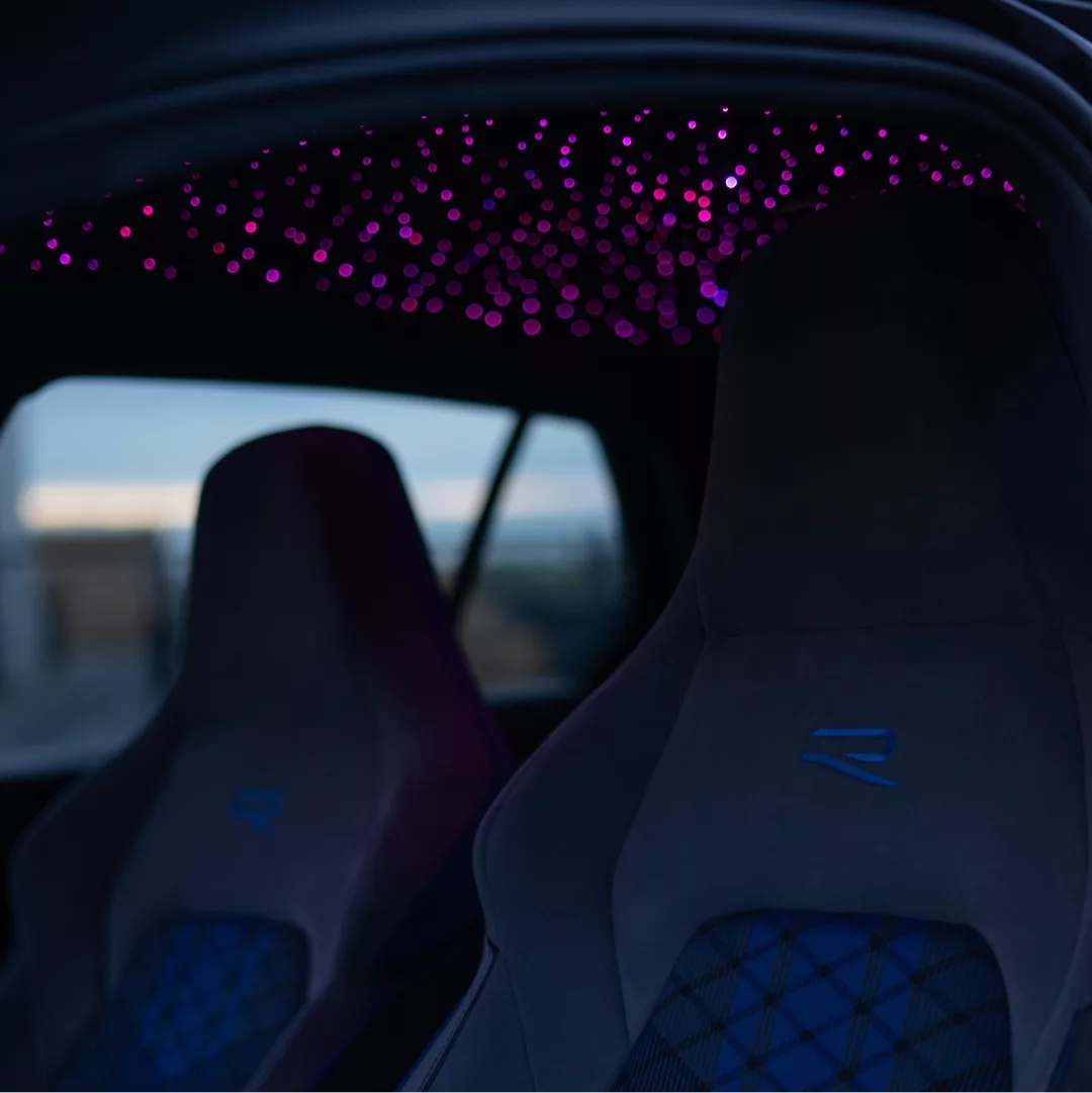 VW Golf 8R Performance Innenraum mit Sternenhimmel-Effekt mieten.
