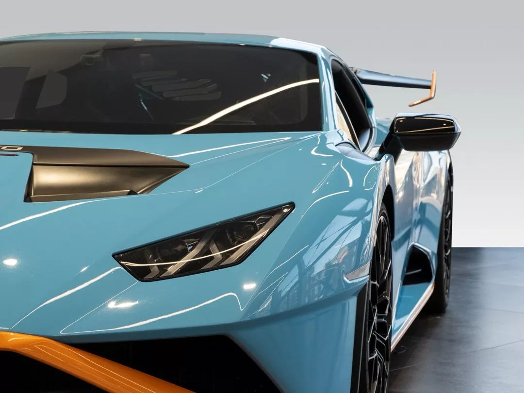 Lamborghini Huracan STO in Blau mieten - Frontansicht