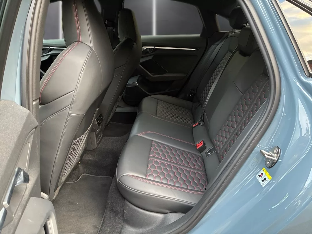 Audi RS3 Rücksitze mit Lederpolsterung mieten