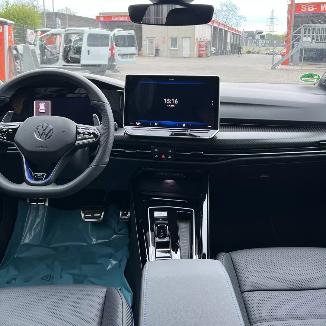 Volkswagen Golf 8R Performance Facelift Cockpit mit Touchscreen mieten
