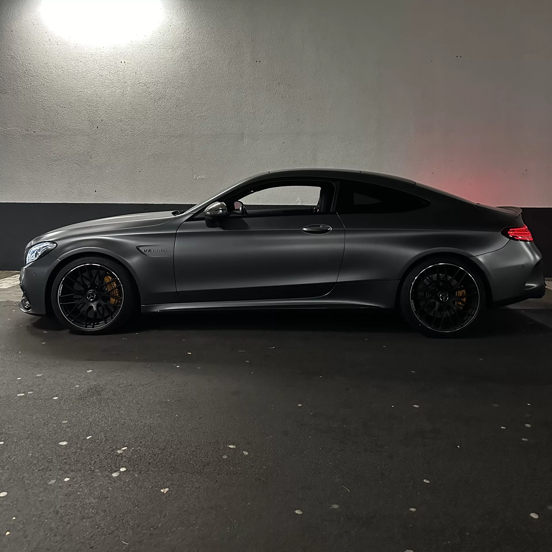 Mercedes C63s AMG in Mattschwarz von der Seite mieten