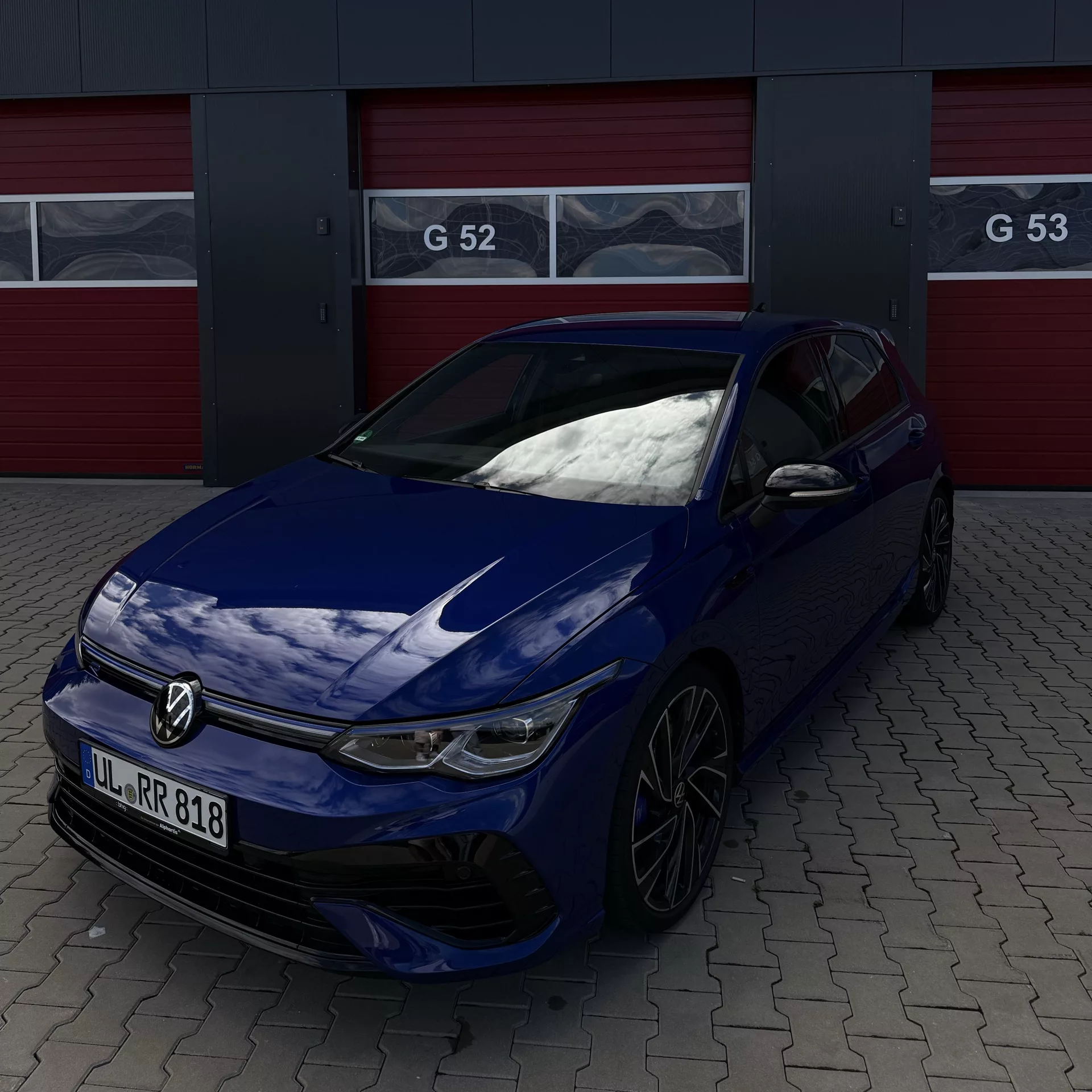 Golf 8R Performance in Blau Frontansicht mieten