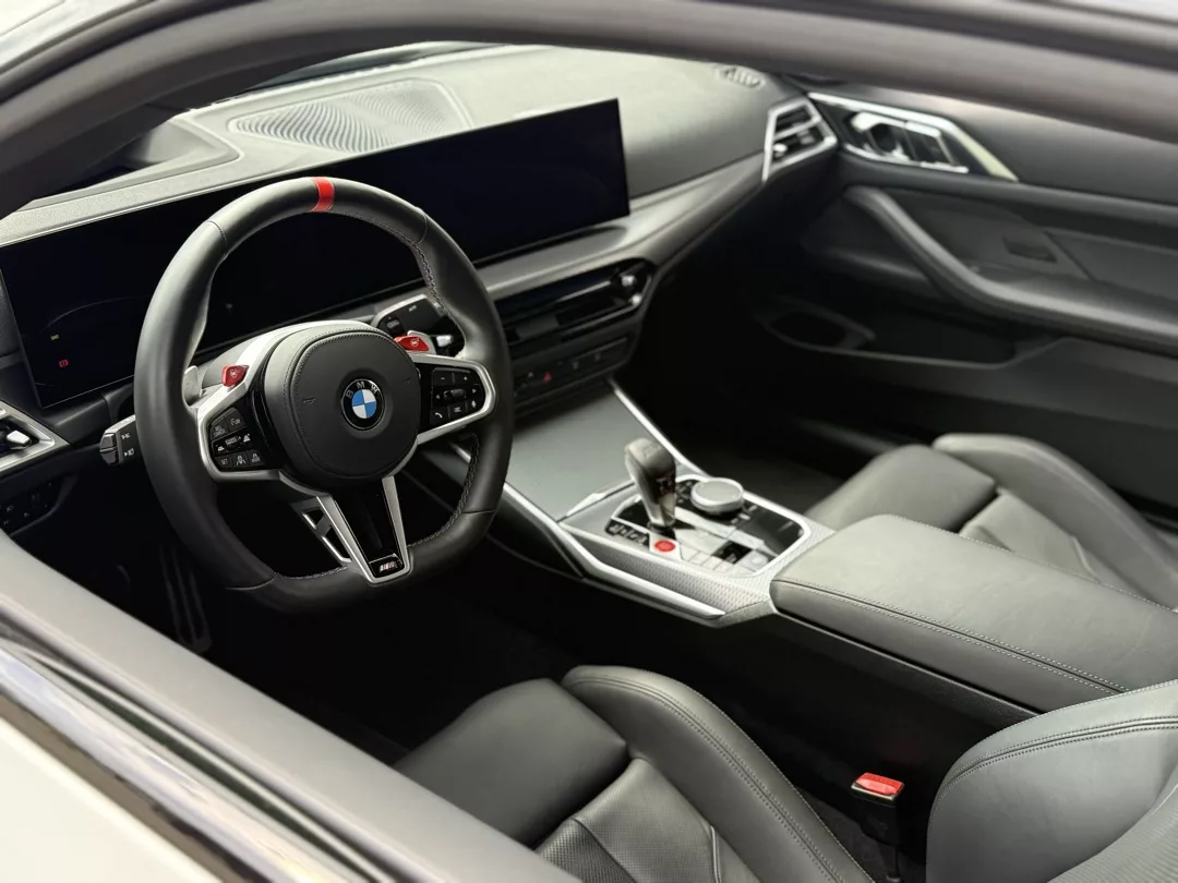 BMW M4 Competition Cockpit mit Lederinterieur mieten