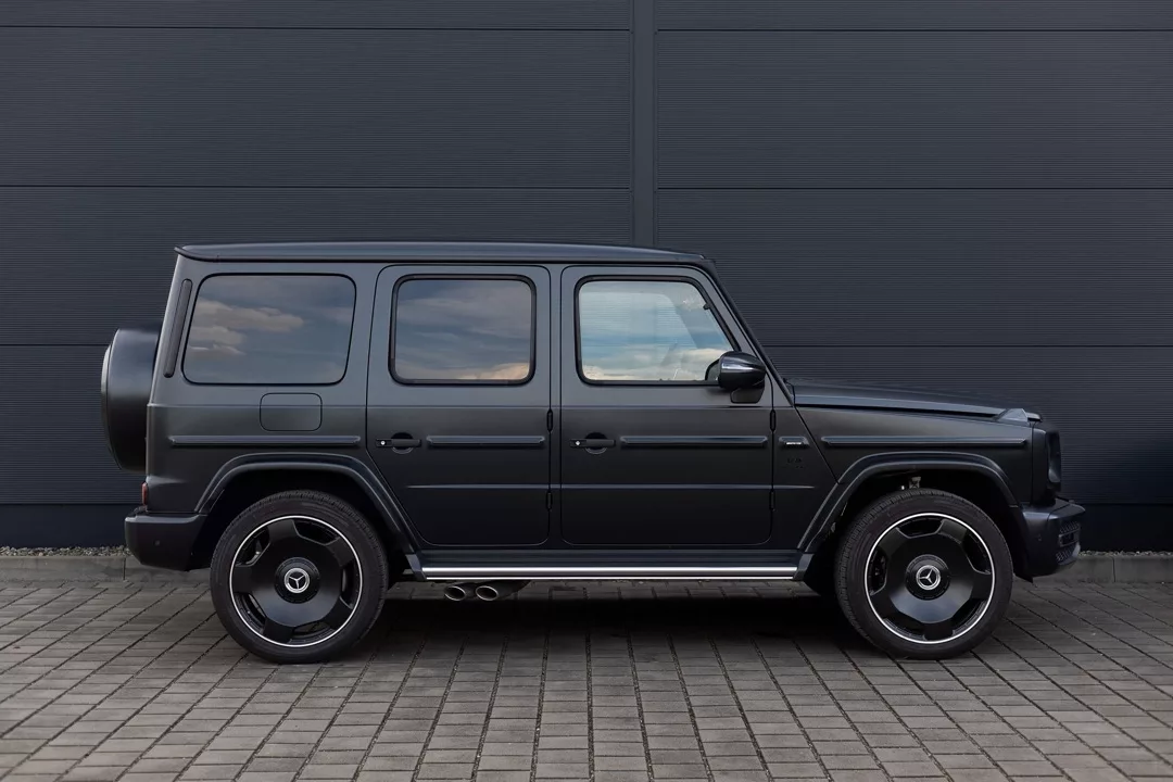 Mercedes Benz G63 2023 in Matt Schwarz von der Seite mieten
