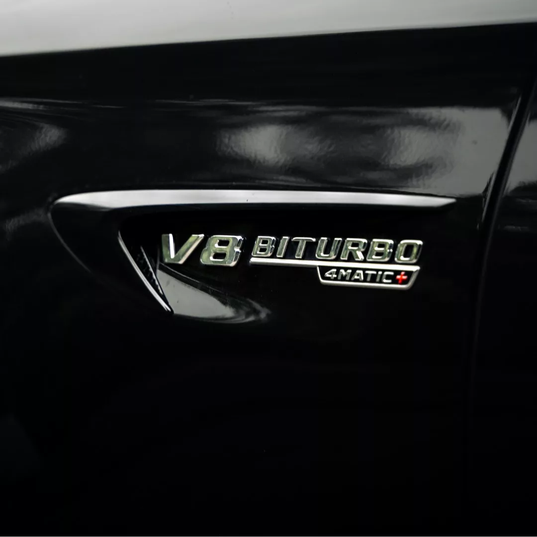 Mercedes AMG E63s Biturbo-Logo in Schwarz mieten
