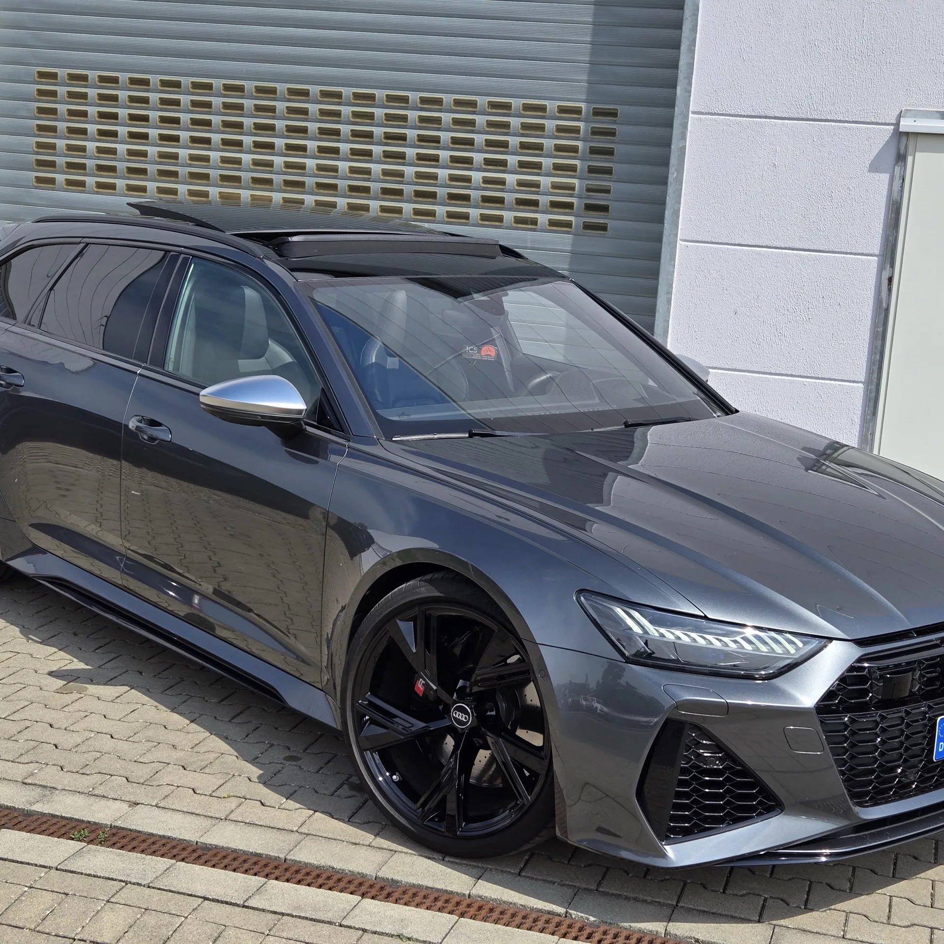 Audi RS6 in Grau von der Seite mieten
