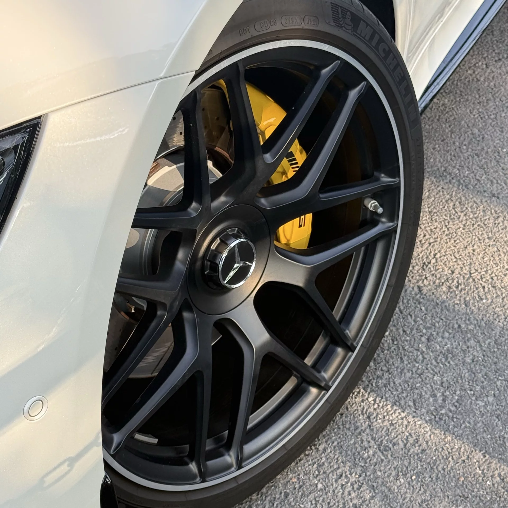 Mercedes-Benz GT63s AMG Nahaufnahme des Rads mit gelber Bremse mieten
