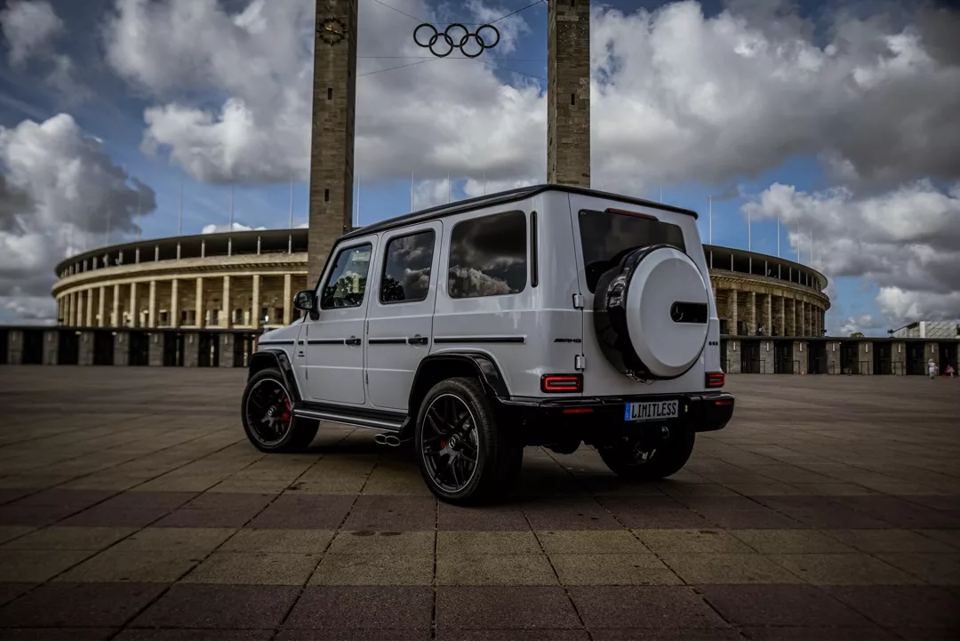 Mercedes-Benz G63 AMG Weiß - Seitenansicht vor Stadion mieten