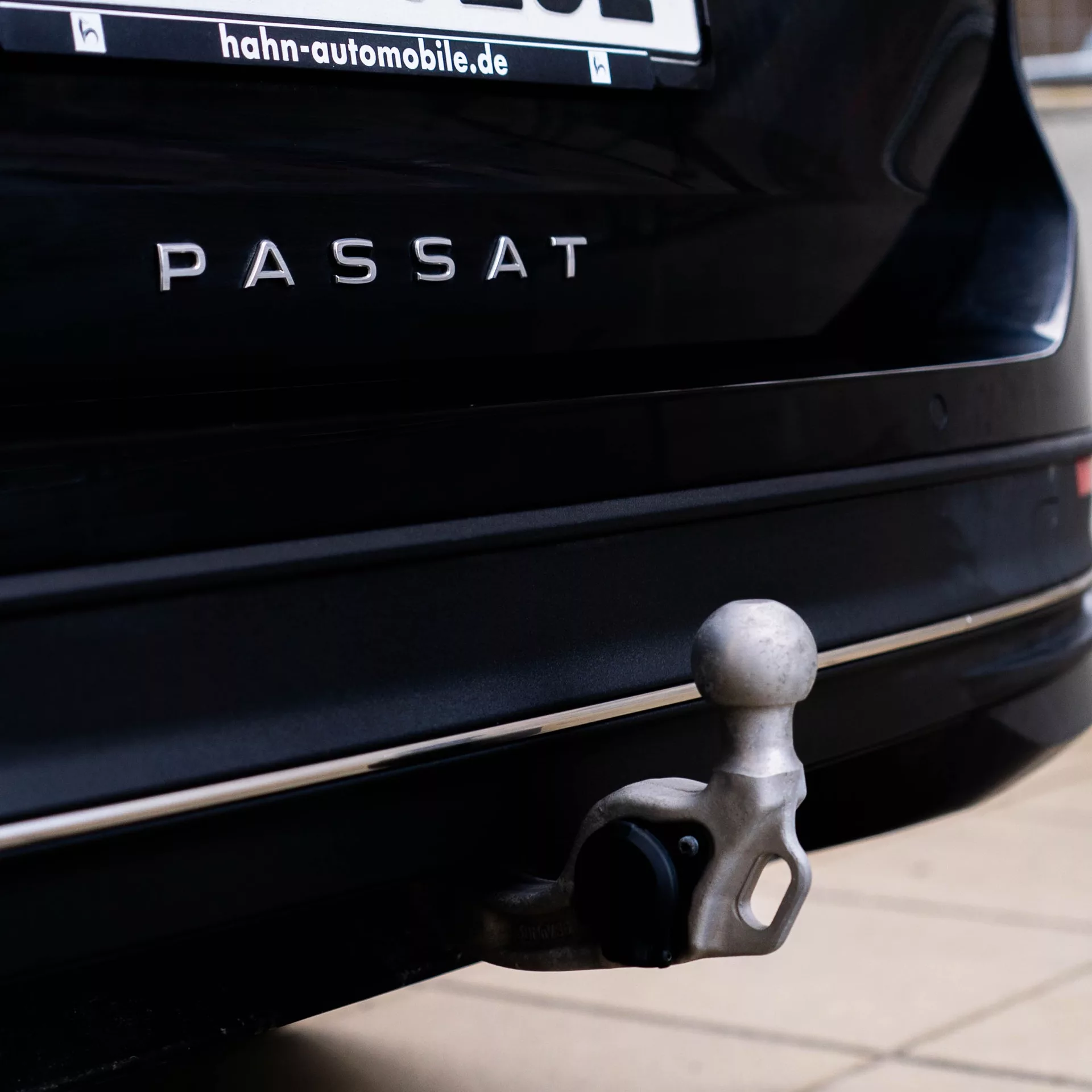 Passat Kombi Diesel in Schwarz mit Anhängerkupplung von hinten mieten