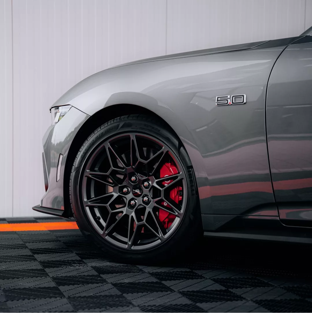 Ford Mustang GT V8 in Grau mit roter Bremse mieten