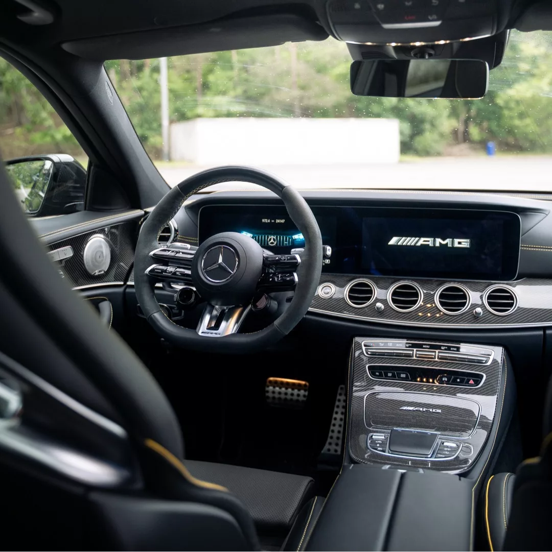 Mercedes AMG E63s Innenraum mit Burmester-Sound mieten
