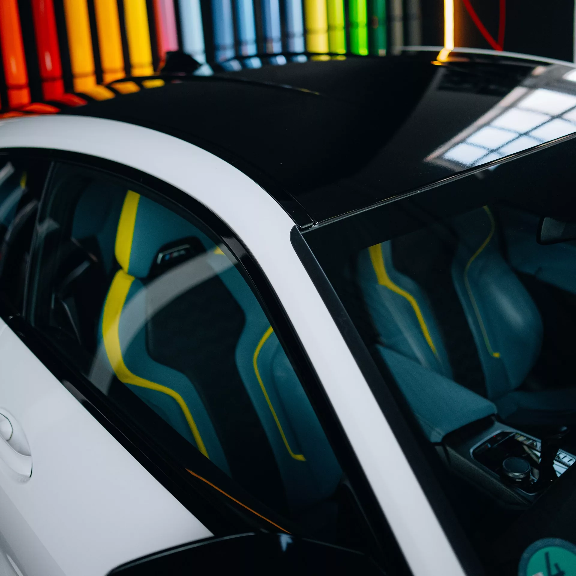 BMW M4 Competition mit gelb-blauem Innenraum mieten