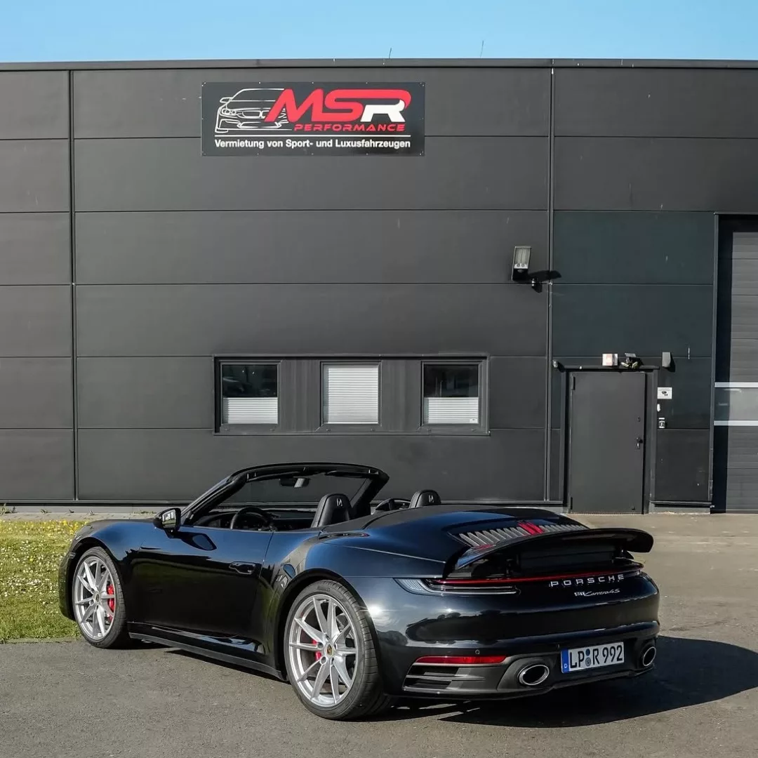 Porsche 992 4s Cabrio in Grau von hinten mieten