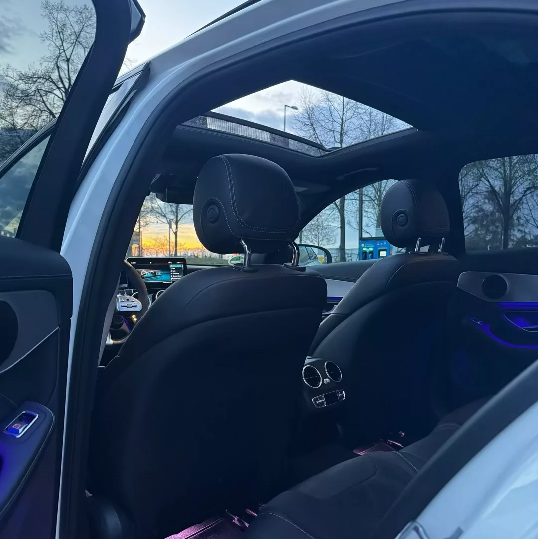 Mercedes Benz C63 s AMG Innenraum mit Panoramadach mieten.